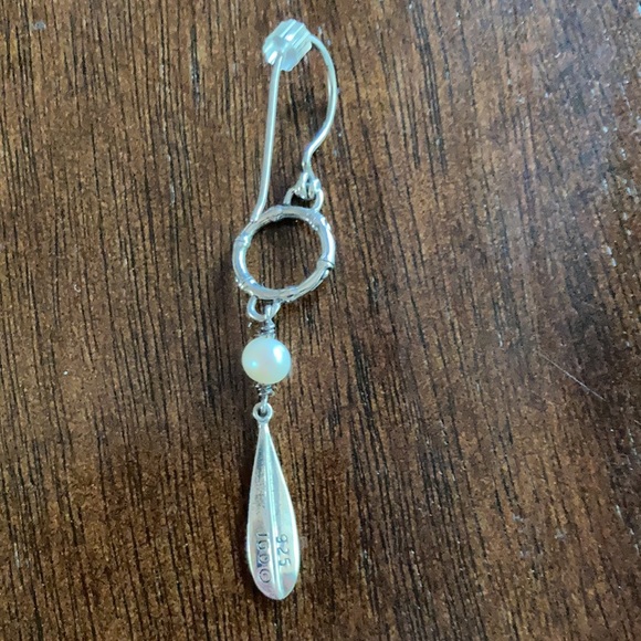 Sterling silver dangling earrings w/pearl design - Picture 4 of 4